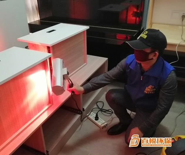 佛山百悅環(huán)保除甲醛治理公司是專業(yè)清除甲醛公司，為佛山及佛山周邊新裝修機關(guān)企事業(yè)單位辦公樓、寫字樓、家庭住宅、新房、別墅、公寓、酒店、賓館、醫(yī)院、養(yǎng)老院、幼兒園、學校教室、商場、超市、旅館、文化場所、書店、圖書館、展覽館、體育館、公共交通場所、公共交通工具、餐廳等用戶提供室內(nèi)除甲醛、裝修甲醛治理解決方案、除異味的空氣治理服務,擁有經(jīng)驗豐富的施工團隊，除甲醛價格公道，十五年質(zhì)保。
